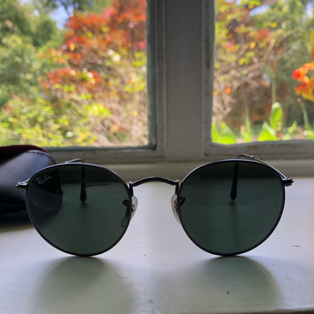 Round all black Ray Bans